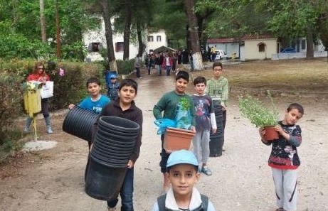 Λαμία: Ούτε οι γονείς στο Μοσχοχώρι θέλουν τα προσφυγόπουλα στο σχολείο! - Φωτογραφία 1