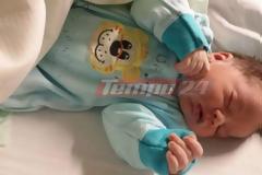 Στα φραουλοχώραφα της δυτικής Αχαΐας γεννήθηκε η ... αγάπη! Ήρθε στον κόσμο το μωρό των προσφύγων που νίκησαν όλα τα εμπόδια!