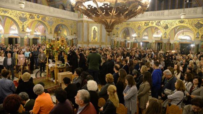 Χιλιάδες οι προσκυνητές για την Αγία Ζώνη στον Ιερό Ναό Αγίου Ανδρέα - Μέχρι αύριο θα παραμείνει στην Πάτρα - Φωτογραφία 1