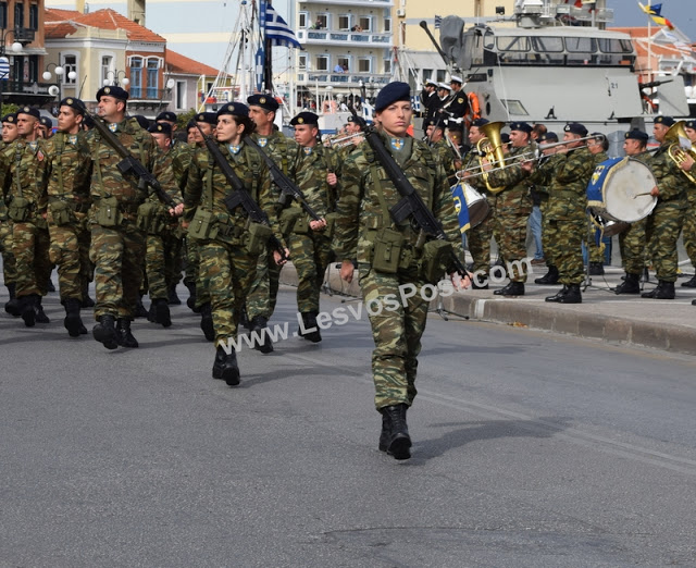 Έκλεψαν τις εντυπώσεις οι γυναίκες στρατιωτικοί στην παρέλαση για την απελευθέρωση της Μυτιλήνης (ΦΩΤΟ, ΒΙΝΤΕΟ) - Φωτογραφία 1