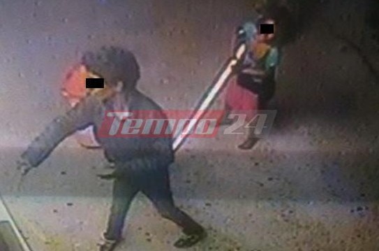 Πάτρα: Καρέ καρέ η επίθεση ανηλίκων σε Μίνι Μάρκετ με πέτρες και ξύλα [photos] - Φωτογραφία 1