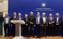 Ο Υπουργός Πολιτισμού Α. Μπαλτάς βραβεύει τον Παντελή Μπούμπουρα για την πολύτιμη προσφορά του στην Οδησσό