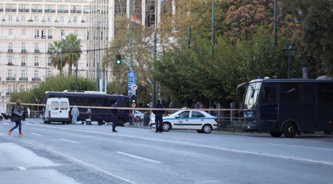 Η γαλλική Monde γράφει για την επίθεση στην πρεσβεία της Γαλλίας στην Αθήνα - Φωτογραφία 1