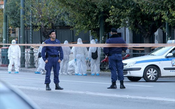 ΑΠΟ ΘΑΥΜΑ σώθηκε ο ειδικός φρουρός στη Γαλλική Πρεσβεία! Αμυντικού τύπου η χειροβομβίδα που χρησιμοποιήθηκε - Φωτογραφία 1