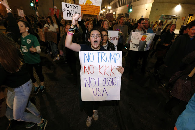 ΠΑΝΙΚΟΣ στις ΗΠΑ! Νέα νύχτα διαδηλώσεων κατά του Τραμπ! - Φωτογραφία 4