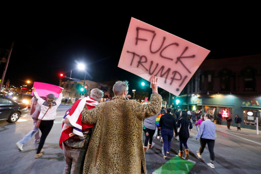 ΠΑΝΙΚΟΣ στις ΗΠΑ! Νέα νύχτα διαδηλώσεων κατά του Τραμπ! - Φωτογραφία 5