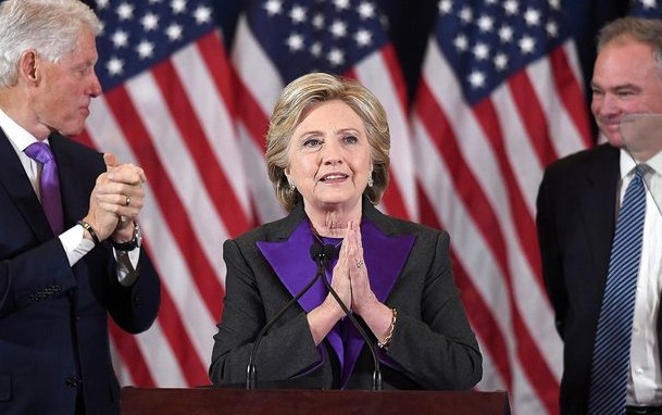 Γιατί η Hillary Clinton φόρεσε μωβ στην τελευταία ομιλία της; - Φωτογραφία 1