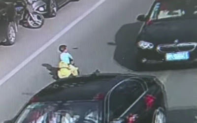 Τρίχρονος οδηγεί το αυτοκινητάκι του σε δρόμο με κίνηση. Σωτήρια η επέμβαση του αστυνομικού - Δείτε το βίντεο - Φωτογραφία 1