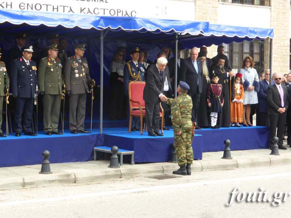 Ρίγη συγκίνησης στην στρατιωτική παρέλαση για την 104η επέτειο απελευθέρωσης της Καστοριάς - Φωτογραφία 1