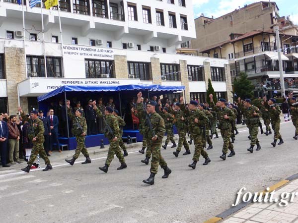 Ρίγη συγκίνησης στην στρατιωτική παρέλαση για την 104η επέτειο απελευθέρωσης της Καστοριάς - Φωτογραφία 10