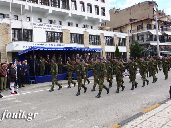 Ρίγη συγκίνησης στην στρατιωτική παρέλαση για την 104η επέτειο απελευθέρωσης της Καστοριάς - Φωτογραφία 11