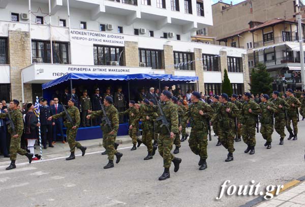 Ρίγη συγκίνησης στην στρατιωτική παρέλαση για την 104η επέτειο απελευθέρωσης της Καστοριάς - Φωτογραφία 12