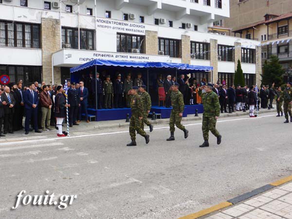 Ρίγη συγκίνησης στην στρατιωτική παρέλαση για την 104η επέτειο απελευθέρωσης της Καστοριάς - Φωτογραφία 13
