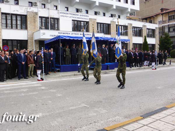 Ρίγη συγκίνησης στην στρατιωτική παρέλαση για την 104η επέτειο απελευθέρωσης της Καστοριάς - Φωτογραφία 14