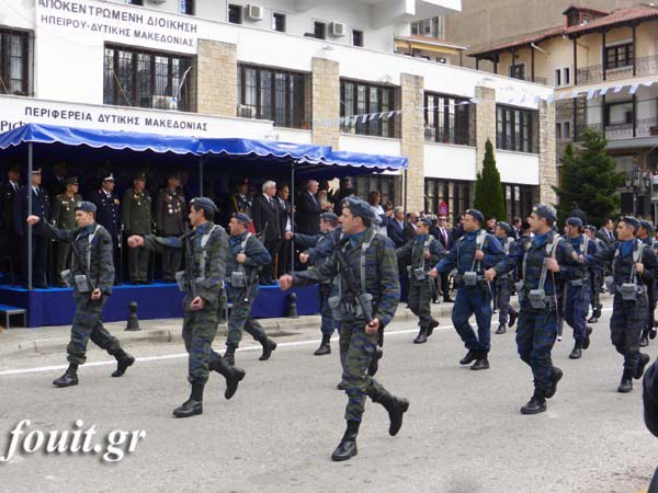 Ρίγη συγκίνησης στην στρατιωτική παρέλαση για την 104η επέτειο απελευθέρωσης της Καστοριάς - Φωτογραφία 15