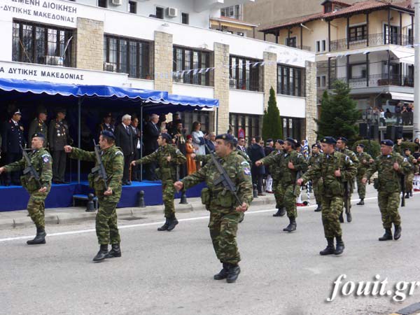 Ρίγη συγκίνησης στην στρατιωτική παρέλαση για την 104η επέτειο απελευθέρωσης της Καστοριάς - Φωτογραφία 16