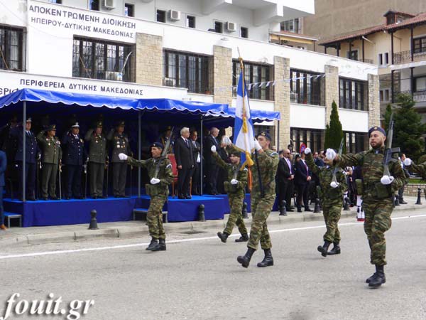 Ρίγη συγκίνησης στην στρατιωτική παρέλαση για την 104η επέτειο απελευθέρωσης της Καστοριάς - Φωτογραφία 17