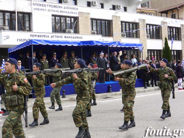 Ρίγη συγκίνησης στην στρατιωτική παρέλαση για την 104η επέτειο απελευθέρωσης της Καστοριάς - Φωτογραφία 18