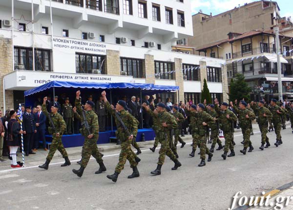 Ρίγη συγκίνησης στην στρατιωτική παρέλαση για την 104η επέτειο απελευθέρωσης της Καστοριάς - Φωτογραφία 19