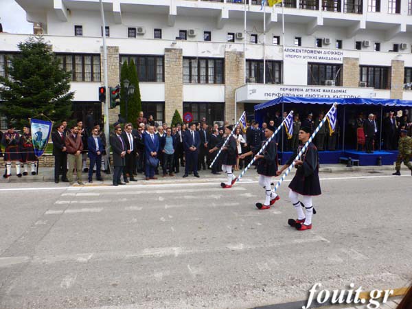 Ρίγη συγκίνησης στην στρατιωτική παρέλαση για την 104η επέτειο απελευθέρωσης της Καστοριάς - Φωτογραφία 21