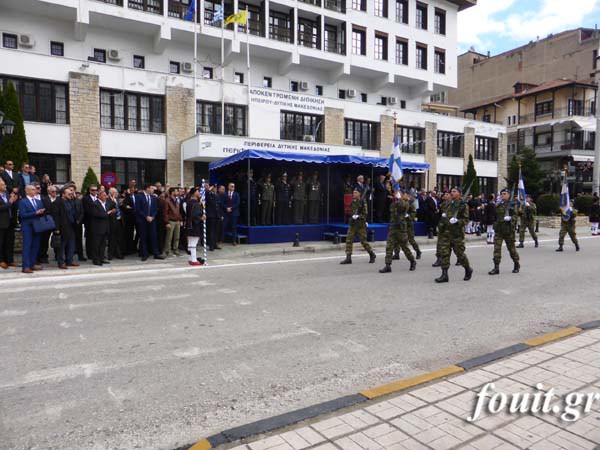 Ρίγη συγκίνησης στην στρατιωτική παρέλαση για την 104η επέτειο απελευθέρωσης της Καστοριάς - Φωτογραφία 4