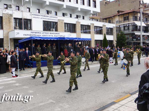 Ρίγη συγκίνησης στην στρατιωτική παρέλαση για την 104η επέτειο απελευθέρωσης της Καστοριάς - Φωτογραφία 5
