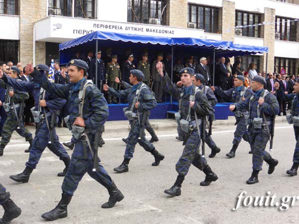 Ρίγη συγκίνησης στην στρατιωτική παρέλαση για την 104η επέτειο απελευθέρωσης της Καστοριάς - Φωτογραφία 6