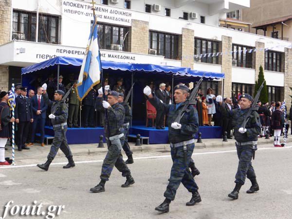 Ρίγη συγκίνησης στην στρατιωτική παρέλαση για την 104η επέτειο απελευθέρωσης της Καστοριάς - Φωτογραφία 7
