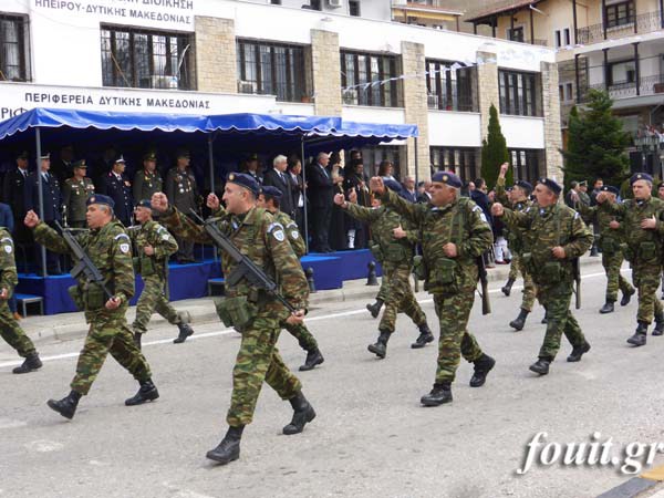 Ρίγη συγκίνησης στην στρατιωτική παρέλαση για την 104η επέτειο απελευθέρωσης της Καστοριάς - Φωτογραφία 8