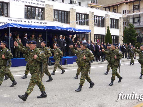 Ρίγη συγκίνησης στην στρατιωτική παρέλαση για την 104η επέτειο απελευθέρωσης της Καστοριάς - Φωτογραφία 9