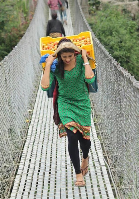 Mια εντυπωσιακά όμορφη μανάβισσα στο Νεπάλ κατέκτησε τη μεταλλική καρδιά του Internet - Φωτογραφία 2