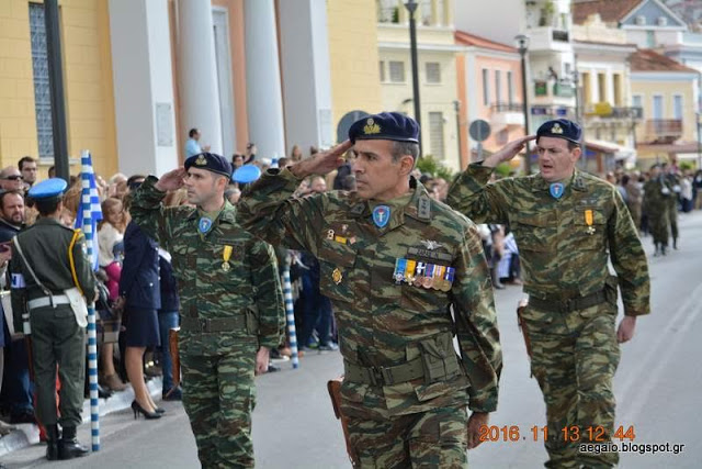Φωτό από τη στρατιωτική παρέλαση στη Σάμο για την 104η επέτειο ένωσης του νησιού με την Ελλάδα - Φωτογραφία 1