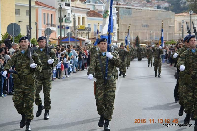 Φωτό από τη στρατιωτική παρέλαση στη Σάμο για την 104η επέτειο ένωσης του νησιού με την Ελλάδα - Φωτογραφία 10