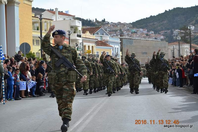 Φωτό από τη στρατιωτική παρέλαση στη Σάμο για την 104η επέτειο ένωσης του νησιού με την Ελλάδα - Φωτογραφία 14