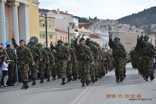 Φωτό από τη στρατιωτική παρέλαση στη Σάμο για την 104η επέτειο ένωσης του νησιού με την Ελλάδα - Φωτογραφία 15