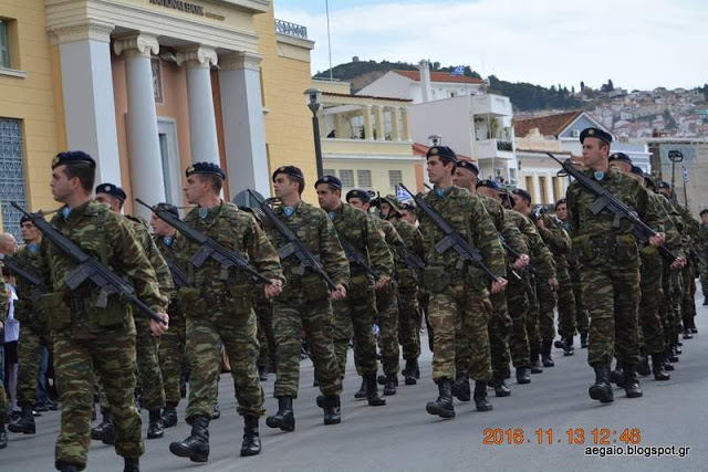 Φωτό από τη στρατιωτική παρέλαση στη Σάμο για την 104η επέτειο ένωσης του νησιού με την Ελλάδα - Φωτογραφία 17