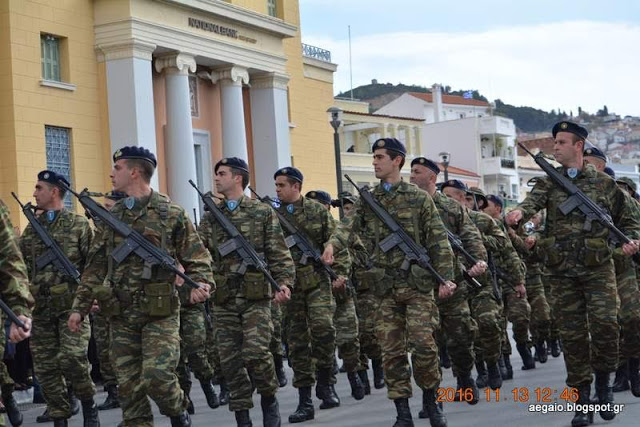Φωτό από τη στρατιωτική παρέλαση στη Σάμο για την 104η επέτειο ένωσης του νησιού με την Ελλάδα - Φωτογραφία 18