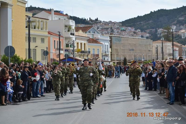 Φωτό από τη στρατιωτική παρέλαση στη Σάμο για την 104η επέτειο ένωσης του νησιού με την Ελλάδα - Φωτογραφία 2