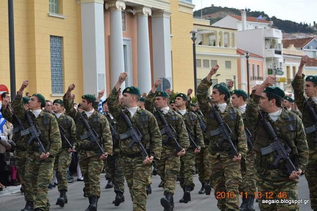 Φωτό από τη στρατιωτική παρέλαση στη Σάμο για την 104η επέτειο ένωσης του νησιού με την Ελλάδα - Φωτογραφία 24