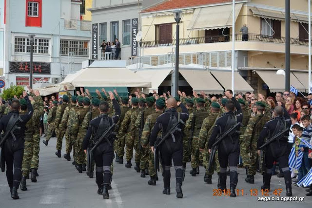 Φωτό από τη στρατιωτική παρέλαση στη Σάμο για την 104η επέτειο ένωσης του νησιού με την Ελλάδα - Φωτογραφία 25