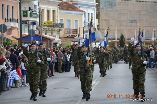 Φωτό από τη στρατιωτική παρέλαση στη Σάμο για την 104η επέτειο ένωσης του νησιού με την Ελλάδα - Φωτογραφία 26