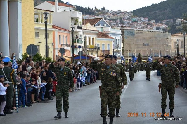Φωτό από τη στρατιωτική παρέλαση στη Σάμο για την 104η επέτειο ένωσης του νησιού με την Ελλάδα - Φωτογραφία 4