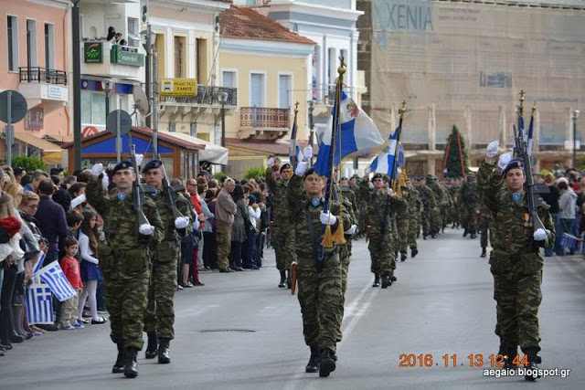 Φωτό από τη στρατιωτική παρέλαση στη Σάμο για την 104η επέτειο ένωσης του νησιού με την Ελλάδα - Φωτογραφία 9