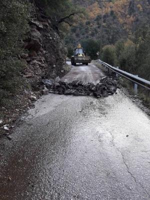 Κατέρρευσε ο δρόμος για Παλαιοκαρυά Τρικάλων - Φωτογραφία 2