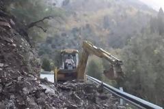 Κατέρρευσε ο δρόμος για Παλαιοκαρυά Τρικάλων