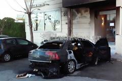 Χανιά: Παρανάλωμα του πυρός ένα ΙΧ - Ζημιές στην είσοδο ξενοδοχείου