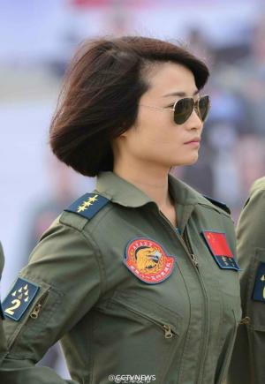 Νεκρή η πρώτη γυναίκα πιλότος κινεζικού μαχητικού - Φωτογραφία 1