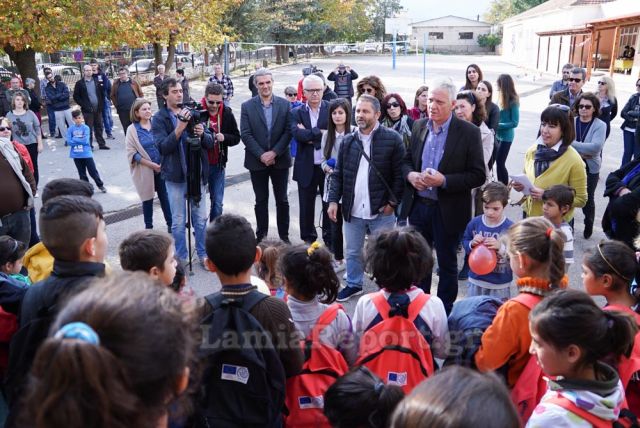 Λαμία: Έτσι υποδέχτηκαν τα προσφυγόπουλα στο σχολείο [photos+video] - Φωτογραφία 2