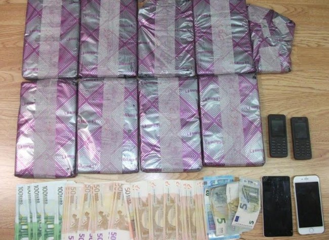 Γλυφάδα: Συνελήφθησαν 2 Βούλγαροι για μεταφορά και εισαγωγή κοκαΐνης από την Ολλανδία - Φωτογραφία 1