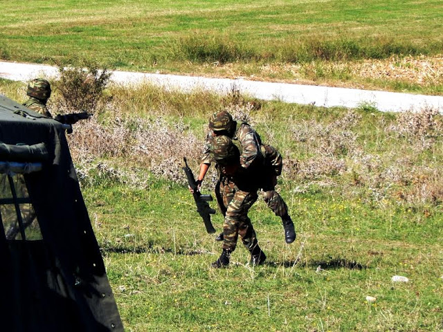 Εντυπωσιακές φωτό από τη στρατιωτική εκπαίδευση της ΣΜΥ - Φωτογραφία 15